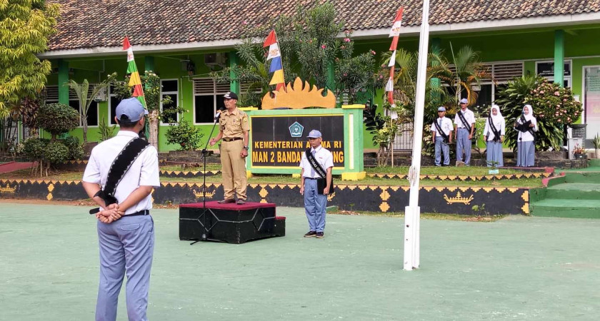 Belajar Yang Tekun : Pesan Lurah Bumi Raya Pada Upacara Bendera Senin di MAN 2 Bandar Lampung