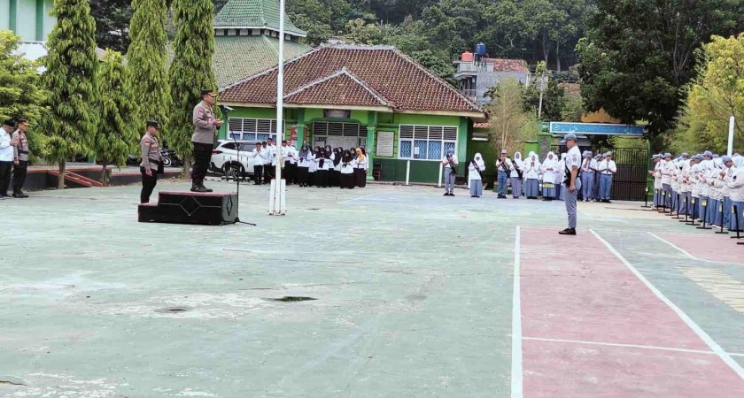 Disiplin Pesan Wadirbinmas Polda Lampung Selaku Inspektur Upacara di MAN 2 Bandar Lampung