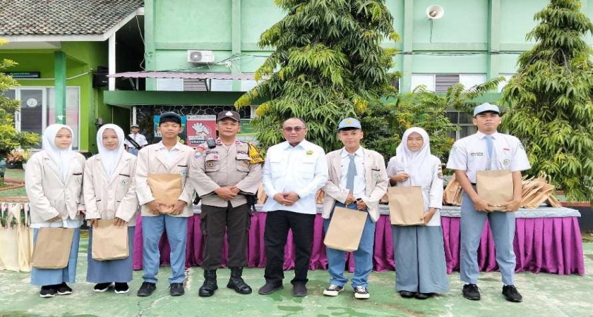 Bentuk Perduli Komite MAN 2 Bandar Lampung Berikan Bantuan pada Siswa Terdampak Banjir