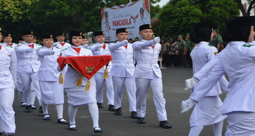 Naila Rasikhah Siswa MAN 2 Bandar Lampung Ukir Prestasi Membanggakan Sebagai Pembawa Baki Pada Upacara HUT Kota Bandar Lampung