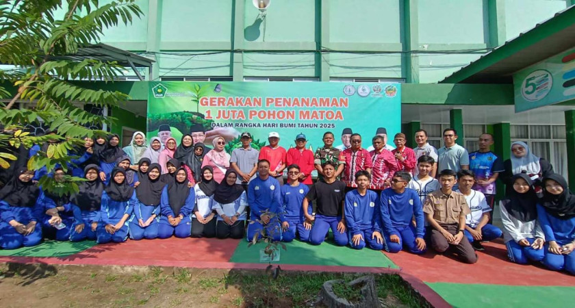 Tanam Pohon Matoa di MAN 2 Bandar Lampung Dukung Gerakan Penanaman Sejuta Pohon