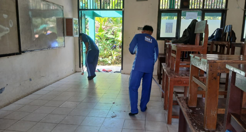Ciptakan Madrasah Bersih dan Nyaman, Siswa MAN 2 Bandar Lampung Gelar Kerja Bakti