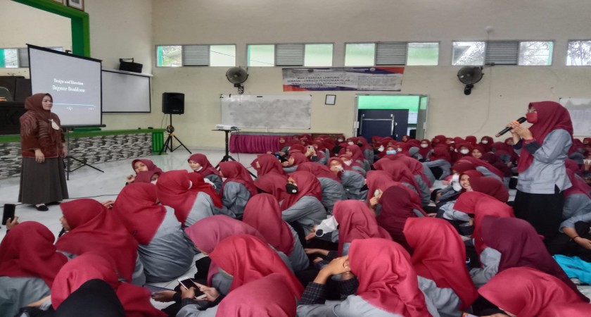 Kesetaraan Gender Jadi Materi Penting yang Diberikan Guru MAN 2 Bandar Lampung Saat Kegiatan Keputrian